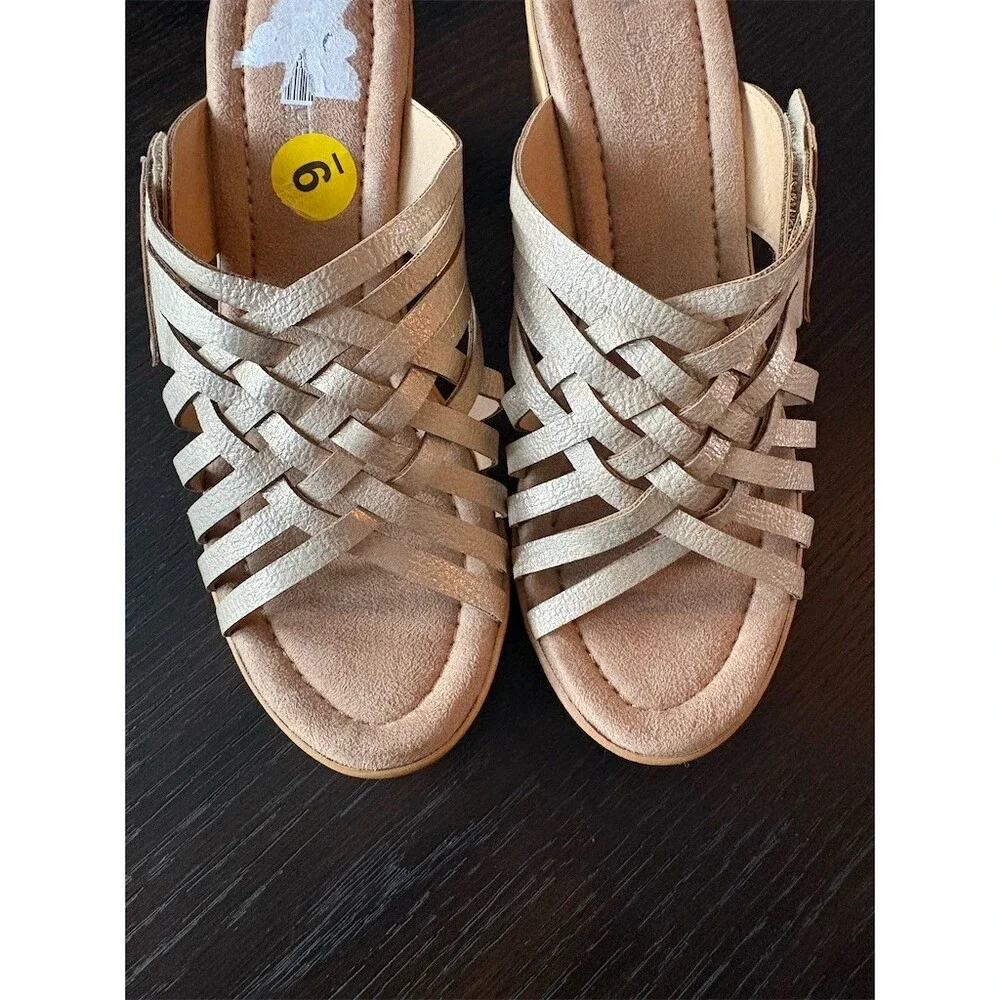 CL by Laundry Astir metallic‎ gold wedge sandal sz 9 NEW adjustable strap.